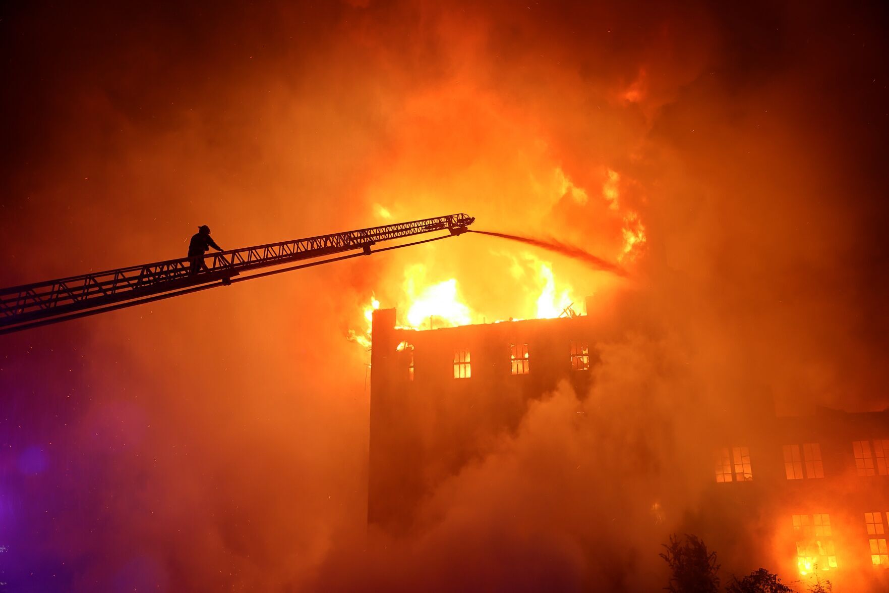 Wind-fueled, five-alarm blaze rips through ÃÛÑ¿´«Ã½ warehouse
